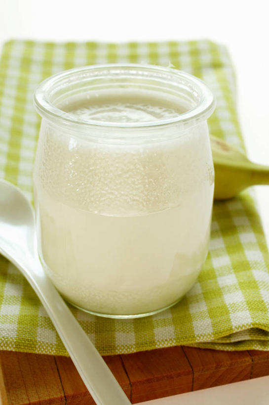 牛奶,无人,竖图,俯视,室内,特写,白天,白色背景,桌面,桌子,玻璃,纺织品,阴影,反射,木制,布,影子,勺子,织物,饮品,营养,酸奶,玻璃制品,饮料,一个,玻璃瓶,木制品,瓶子,调羹,汤匙,摄影,影棚,单个,布匹,乳制品,奶,发酵,广口瓶,优格,优酪乳,卡其布,彩图,高角度拍摄,影棚拍摄,拍摄