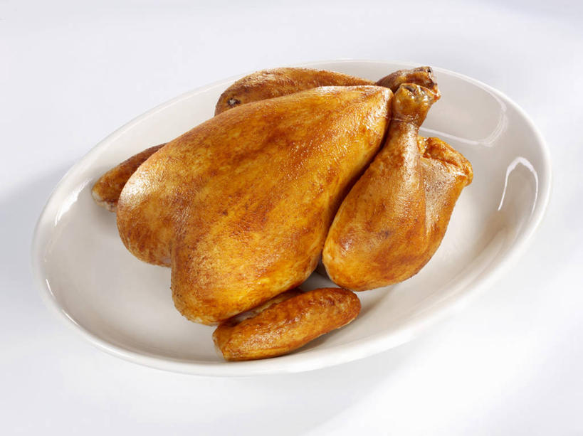 无人,横图,俯视,室内,特写,白天,白色背景,桌面,桌子,餐具,阴影,反射,木制,碟子,盘,影子,鸡肉,肉,肉类,一个,盘子,木制品,碟,摄影,影棚,单个,肉食,彩图,高角度拍摄,影棚拍摄,拍摄