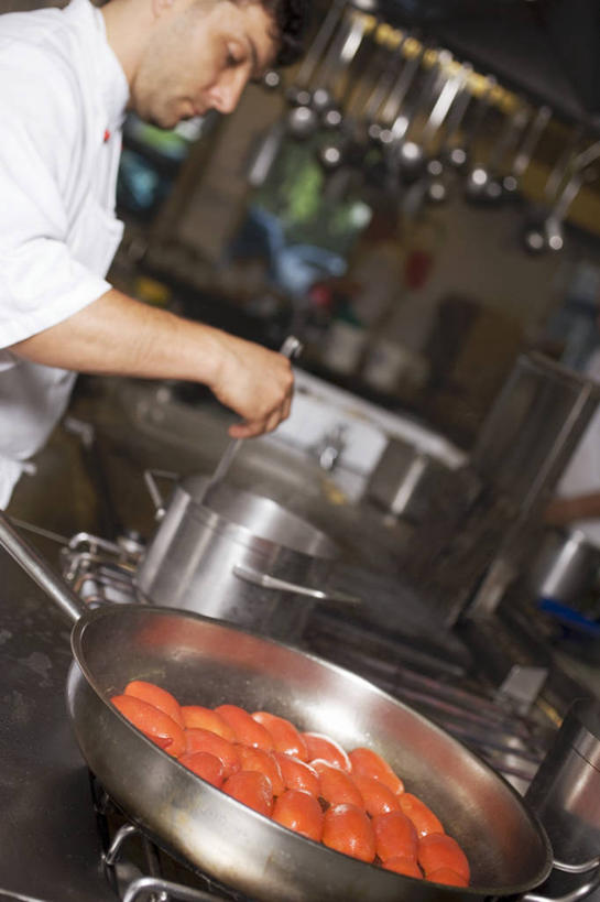 西方人,一个人,厨师,站,竖图,室内,白天,侧面,工作服,制服,烹饪,厨房,蔬菜,西红柿,厨具,金属制品,欧洲,欧洲人,仅一个男性,仅一个人,握,朦胧,模糊,新鲜,金属,锅子,食品,拿,拿着,注视,锅,食物,仅一个年轻男性,观察,看,站着,握着,有机食品,绿色食品,锅具,观看,察看,关注,烹饪用具,工作制服,男人,男性,年轻男性,白种人,厨师长,厨子,大厨,主厨,烹调用具,番茄,烹调,站立,半身,彩图,工作套服,灶间