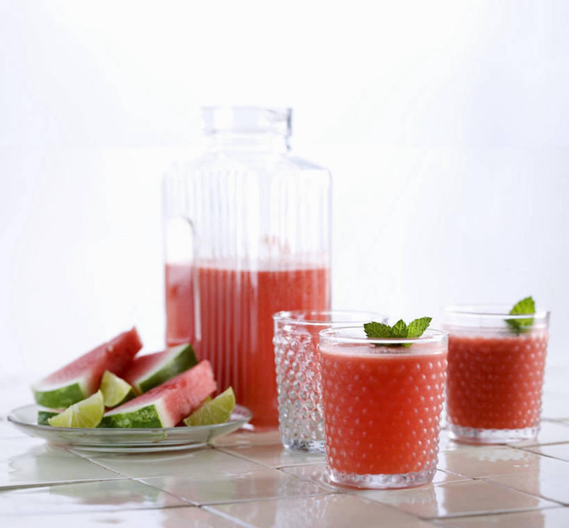 果汁,无人,横图,俯视,室内,特写,白天,白色背景,桌面,桌子,西瓜,杯子,餐具,水果,叶子,阴影,新鲜,装饰,反射,木制,碟子,盘,影子,生食,薄荷,食品,果实,绿叶,银丹草,饮品,玻璃制品,食物,饮料,红色,盘子,木制品,水杯,碟,嫩叶,摄影,有机食品,绿色食品,影棚,华丽,修饰,点缀,可口,衬托,美观,雅致,雅观,斑叶凤梨薄荷,苹果薄荷,夜息香,适口,叶,叶片,玻璃杯,寒瓜,彩图,高角度拍摄,影棚拍摄,拍摄