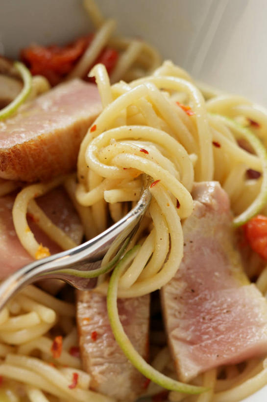 海鲜,面食,面条,意大利面,无人,竖图,俯视,室内,特写,白天,西餐,桌面,桌子,蔬菜,西红柿,餐具,金属制品,阴影,朦胧,模糊,新鲜,反射,金属,木制,鱼,叉子,影子,面,肉,鱼肉,料理,食品,鲔鱼,水产,金枪鱼,肉类,鱼类,海洋生物,食物,一个,木制品,西式,有机食品,绿色食品,单个,吞拿鱼,水生动物,海产品,水生物,肉食,海底动物,餐叉,进餐用具,番茄,彩图,高角度拍摄