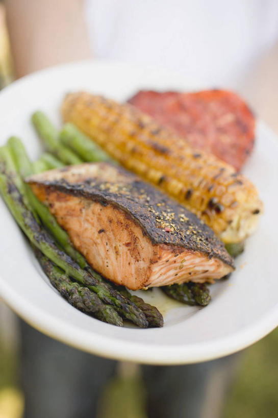 西方人,一个人,站,捧,竖图,俯视,室外,特写,白天,烧烤,玉米,草地,草坪,植物,芦笋,蔬菜,餐具,欧洲,欧洲人,仅一个年轻女性,仅一个女性,仅一个人,服装,朦胧,模糊,新鲜,棒子,碟子,盘,玉蜀黍,肉,食品,烤架,烤肉,休闲装,猪肉,肉类,草,食物,一个,衣服,绿色,盘子,碟,站着,休闲,休闲服,铁架,服饰,有机食品,绿色食品,单个,苞米,苞芦,肉食,豚肉,苞谷,包谷,大蜀黍,番麦,薏米包,玉高粱,玉麦,珍珠米,年轻女性,女人,女性,白种人,猪尾巴,药鸡豆子,石刁柏,蚂蚁杆,龙须菜,狼尾巴根,端,端着,捧着,手捧,站立,半身,彩图,高角度拍摄