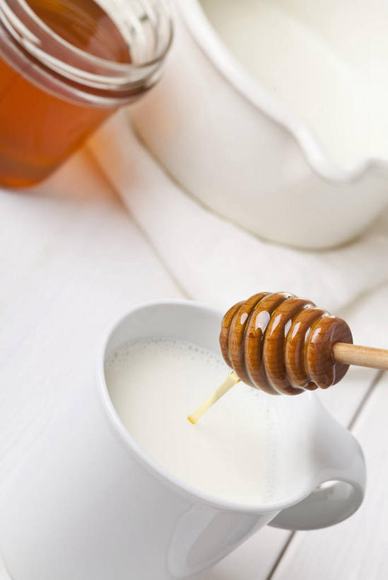 蜂蜜,牛奶,无人,竖图,俯视,室内,特写,白天,餐桌,桌子,玻璃,阴影,反射,影子,陶瓷,陶瓷制品,饮品,营养,玻璃制品,饮料,三个,玻璃瓶,瓶子,容器,碗,搅拌棒,餐台,储藏,乳制品,奶,牛乳,储存,花蜜,广口瓶,止痛,安神,解毒,搅蜜棒,蜂蜜棒,冬酿,石蜜,彩图,高角度拍摄,贮存