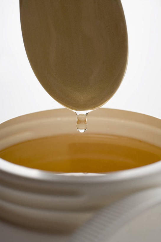 蜂蜜,无人,竖图,俯视,室内,特写,白天,白色背景,餐桌,桌子,阴影,飞溅,溅,反射,影子,勺子,塑料,两个,容器,塑料制品,调羹,汤匙,碗,摄影,影棚,餐台,储藏,储存,喷洒,花蜜,止痛,解毒,冬酿,石蜜,彩图,高角度拍摄,影棚拍摄,拍摄,贮存