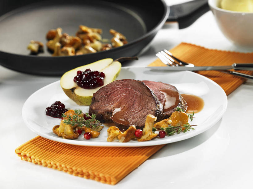 无人,横图,俯视,室内,特写,白天,烹饪,餐桌,桌子,梨,蔬菜,餐具,厨具,水果,金属制品,切开,阴影,新鲜,反射,金属,碟子,锅子,盘,影子,陶瓷,菌菇,肉,食品,陶瓷制品,半个,菌类,锅,肉类,食物,三个,盘子,容器,碟,碗,切,一半,香梨,食用菌,有机食品,绿色食品,餐台,锅具,储藏,储存,剖面,肉食,烹饪用具,切面,鸡油菌,鹿肉,杏黄菌,杏菌,烹调用具,生梨,烹调,彩图,高角度拍摄,贮存