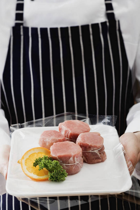 西方人,手,一个人,站,捧,竖图,俯视,室内,特写,白天,柠檬,餐具,水果,叶子,欧洲,欧洲人,双手,仅一个男性,仅一个人,切开,阴影,服装,新鲜,装饰,反射,碟子,盘,围裙,影子,肉,生食,食品,果实,绿叶,猪肉,肉类,食物,仅一个年轻男性,一个,衣服,盘子,碟,切,站着,手部,嫩叶,服饰,有机食品,绿色食品,单个,华丽,修饰,点缀,配菜,衣着,穿着,剖面,肉食,切面,豚肉,衬托,美观,雅致,雅观,衣饰,男人,男性,年轻男性,白种人,叶,叶片,益母果,柠果,端,端着,捧着,手捧,站立,半身,彩图,高角度拍摄