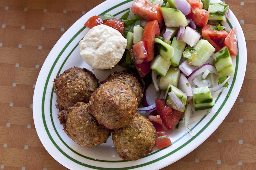 无人,横图,俯视,室内,特写,白天,餐桌,桌子,黄瓜,蔬菜,西红柿,小番茄,洋葱,餐具,一堆,阴影,堆叠,堆积,新鲜,反射,碟子,盘,影子,肉,生食,蔬菜沙拉,沙拉,食品,色拉,猪肉,沙律,肉类,食物,一个,盘子,碟,有机食品,绿色食品,单个,餐台,色拉酱,堆,玉葱,千岛酱,肉食,豚肉,小西红柿,樱桃小番茄,珍珠小番茄,圆葱,樱桃番茄,洋葱头,圣女果,球葱,青瓜,胡瓜,番茄,葱头,彩图,高角度拍摄