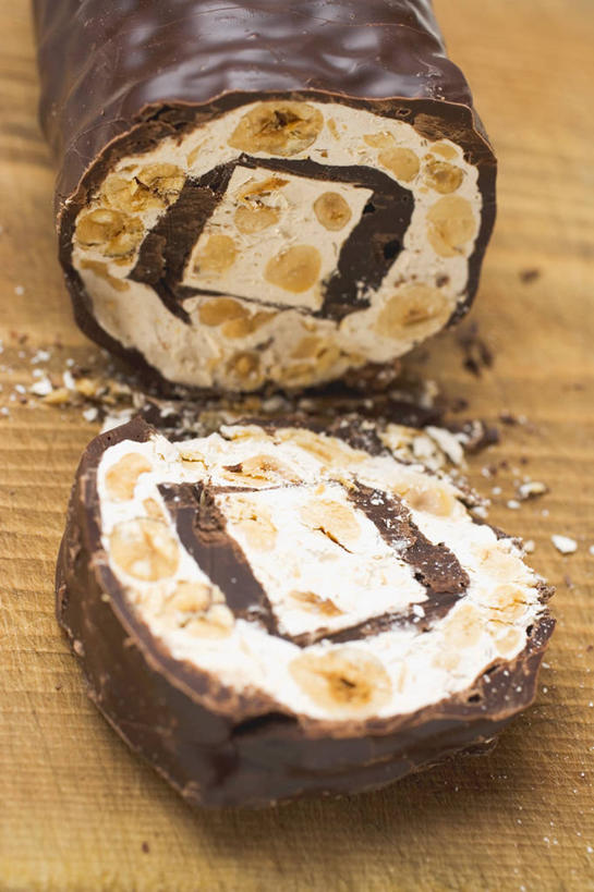 无人,竖图,俯视,室内,特写,白天,餐桌,桌子,杏仁,切开,阴影,反射,影子,食品,糖,糖果,甜点,甜品,食物,甜食,巧克力,切,餐台,朱古力,黑巧克力,剖面,切面,牛轧糖,鸟结糖,纽结糖,杏子,杏梅仁,杏核仁,木落子,苦杏仁,彩图,高角度拍摄