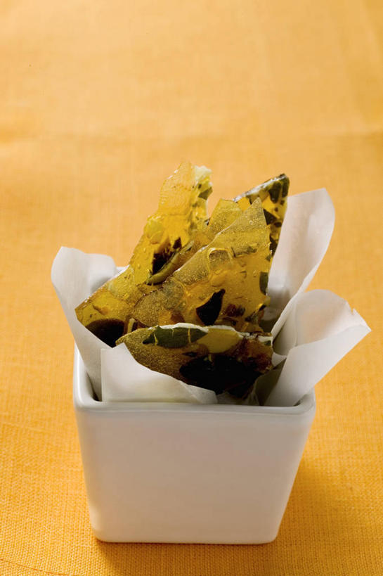 无人,竖图,俯视,室内,特写,白天,餐桌,桌子,一堆,许多,阴影,堆叠,堆积,黄色背景,反射,影子,陶瓷,食品,糖,糖果,甜点,甜品,陶瓷制品,很多,食物,一个,容器,碗,甜食,摄影,影棚,单个,餐台,储藏,堆,储存,硬糖,彩图,高角度拍摄,影棚拍摄,拍摄,贮存