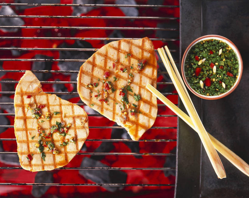 无人,横图,俯视,室内,特写,白天,烧烤,煤炭,餐桌,桌子,辣椒,蔬菜,阴影,新鲜,反射,影子,陶瓷,调料,酱料,酱汁,肉,鱼肉,佐料,食品,烤架,陶瓷制品,烤肉,调味品,鲔鱼,调味料,金枪鱼,酱,肉类,竹签,食物,容器,碗,铁架,有机食品,绿色食品,能源,餐台,储藏,吞拿鱼,燃料,储存,煤,能量,肉食,辣角,红海椒,大椒,辣虎,广椒,取食签,煤矿,矿业,化石燃料,辣子,红辣椒,海椒,番椒,彩图,高角度拍摄,贮存