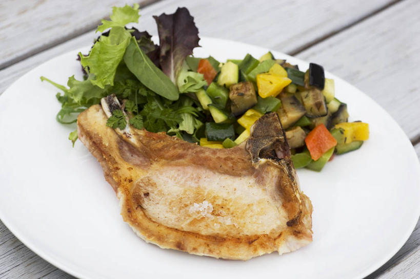 骨骼,无人,横图,俯视,室内,特写,白天,餐桌,桌子,茄子,蔬菜,餐具,一辆,阴影,新鲜,反射,碟子,盘,影子,生菜,莴苣,排骨,肉,食品,西葫芦,骨头,猪肉,肉类,食物,一个,盘子,碟,大排,白瓜,有机食品,绿色食品,单个,餐台,骨架,肉食,豚肉,春菜,鹅仔菜,莴仔菜,千金菜,茭瓜,叶用莴苣,落苏,酪酥,昆仑瓜,矮瓜,彩图,高角度拍摄