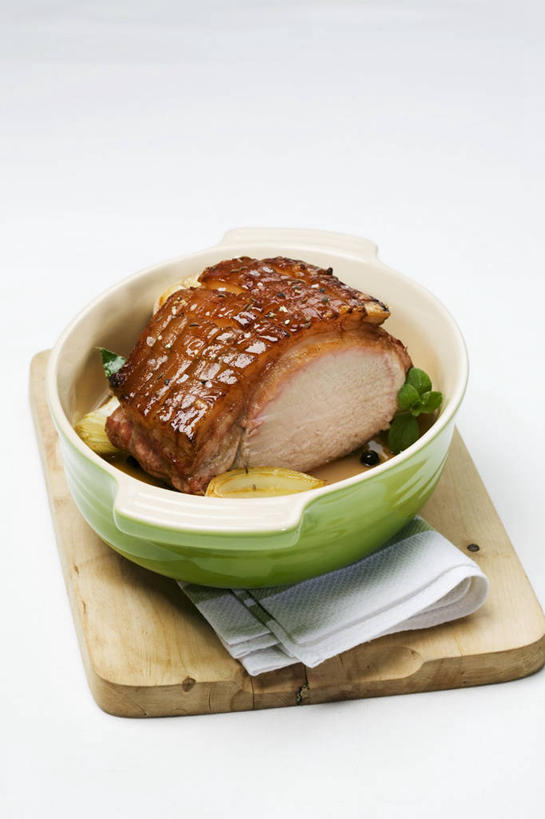 无人,竖图,俯视,室内,特写,白天,白色背景,餐桌,桌子,一堆,一块,阴影,堆叠,堆积,反射,木制,影子,陶瓷,调料,酱料,酱汁,肉,佐料,案板,陶瓷制品,调味品,调味料,猪肉,酱,肉类,砧板,一个,木制品,容器,碗,摄影,影棚,单个,餐台,储藏,堆,储存,肉食,豚肉,彩图,高角度拍摄,影棚拍摄,拍摄,贮存