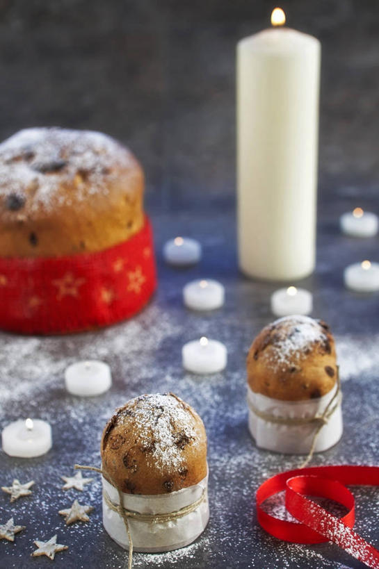 点心,无人,竖图,俯视,室内,特写,白天,下午茶,餐桌,桌子,蜡烛,圣诞节,阴影,节日,庆祝,光线,火焰,影子,烛光,食品,燃烧,文化,食物,糕点,三个,点燃,庆典,餐台,纪念,彩图,高角度拍摄,蛋糕