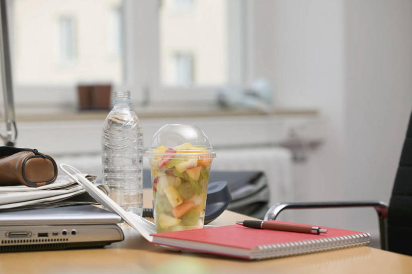 无人,办公室,横图,俯视,室内,特写,白天,电脑,笔记本电脑,窗户,家具,桌子,蔬菜,餐具,椅子,一堆,阴影,堆叠,堆积,朦胧,模糊,新鲜,反射,网络,笔,材料,档案,碟子,盘,文件,影子,纸,办公桌,墙,生食,蔬菜沙拉,沙拉,食品,办公用品,通讯设备,色拉,沙律,水笔,玻璃窗,墙壁,墙面,文具,食物,盘子,会议椅,手稿,学习用品,资料,碟,有机食品,绿色食品,色拉酱,堆,一台,办公椅,文具用品,证明,无线,文档,千岛酱,通信设备,无线网络,无线上网,便携式电脑,办公家具,商务椅,培训椅,手提电脑,彩图,高角度拍摄