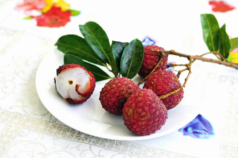 无人,横图,俯视,室内,特写,白天,植物,餐桌,桌子,荔枝,餐具,水果,叶子,阴影,新鲜,反射,碟子,盘,影子,生食,食品,果实,绿叶,枝条,树,树木,树枝,食物,一个,红色,盘子,碟,嫩叶,有机食品,绿色食品,单个,餐台,虬枝,枝杈,叶,叶片,离枝,彩图,高角度拍摄