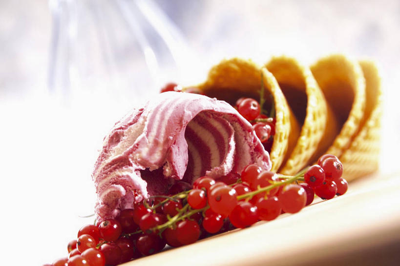 无人,横图,俯视,室内,特写,白天,餐桌,桌子,浆果,餐具,水果,阴影,朦胧,模糊,新鲜,反射,碟子,盘,影子,灯笼果,生食,食品,冰激凌,果实,清凉,食物,一个,红色,盘子,碟,冷饮,舒服,冰淇淋,有机食品,绿色食品,单个,餐台,解暑,解渴,雪糕,红醋栗,舒爽,冰糕,消暑,醋栗,彩图,高角度拍摄