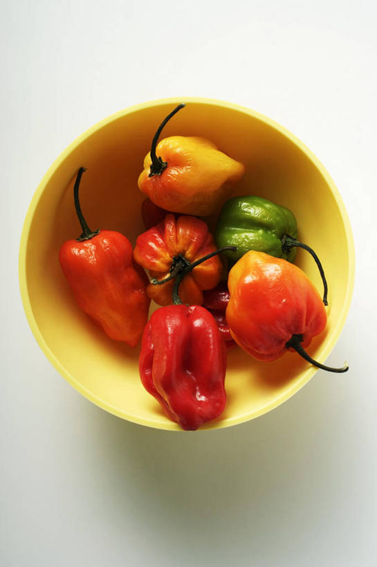 无人,竖图,俯视,室内,特写,白天,白色背景,餐桌,桌子,辣椒,蔬菜,一堆,阴影,堆叠,堆积,新鲜,反射,影子,陶瓷,食品,陶瓷制品,食物,一个,黄色,红色,绿色,容器,碗,摄影,有机食品,绿色食品,影棚,单个,餐台,储藏,堆,储存,辣角,红海椒,大椒,辣虎,广椒,辣子,红辣椒,海椒,番椒,彩图,高角度拍摄,影棚拍摄,拍摄,贮存