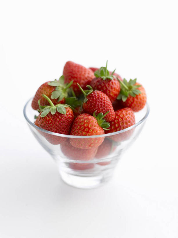 无人,竖图,俯视,室内,特写,白天,白色背景,餐桌,桌子,草莓,浆果,水果,叶子,玻璃,一堆,许多,阴影,堆叠,堆积,新鲜,反射,影子,生食,食品,果实,绿叶,很多,玻璃制品,食物,一个,红色,容器,碗,嫩叶,摄影,有机食品,绿色食品,影棚,单个,餐台,储藏,堆,储存,叶,叶片,洋莓,水果皇后,红莓,地莓,彩图,高角度拍摄,影棚拍摄,拍摄,贮存