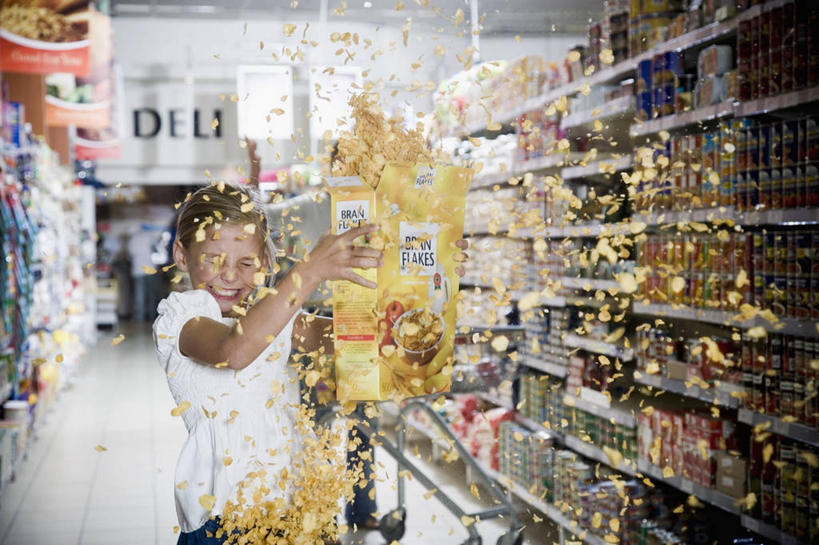 点心,西方人,儿童,一个人,商店,站,投,横图,室内,白天,正面,购物,纯洁,消费,超市,欧洲,欧洲人,仅一个女性,仅一个人,握,服装,朦胧,模糊,英文,标志,文字,字符,字母,玉米片,食品,凌乱,拿,拿着,休闲装,标识,货架,架子,食物,小孩,衣服,快餐,零食,站着,仅一个小孩,休闲,休闲服,可爱,童年,童趣,握着,金融,百货,服饰,英文字母,混乱,陈列架,选购,贸易,童真,百货公司,垃圾食品,烂漫,无邪,血拼,超市货架,纷乱,缭乱,庞杂,天真,女孩,女人,女性,白种人,孩子,超级市场,大卖场,抛,扔,撒,站立,掷,半身,彩图,购物商场,购物中心,商业中心,女生