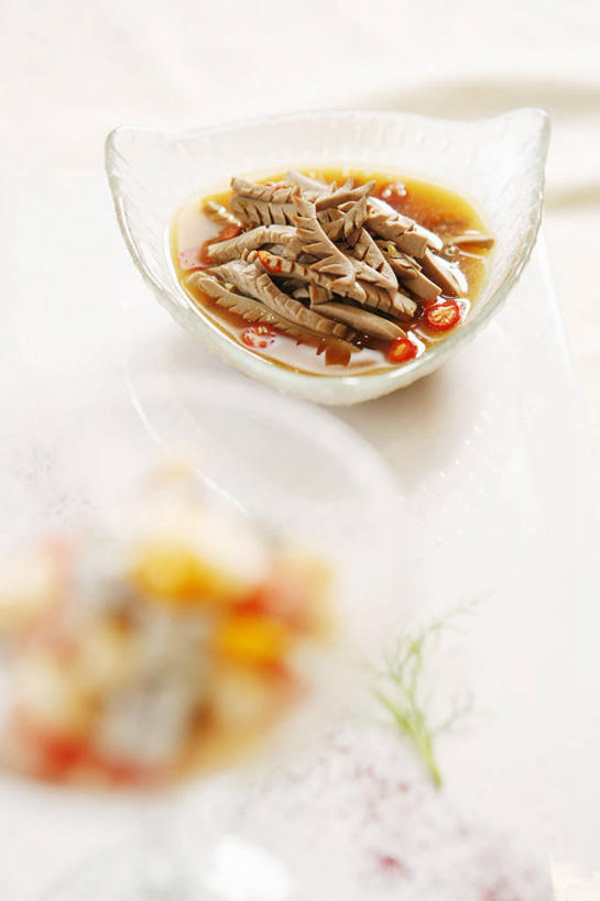 内脏,无人,竖图,俯视,室内,特写,白天,餐桌,桌子,辣椒,蔬菜,阴影,朦胧,模糊,新鲜,反射,影子,陶瓷,肉,食品,陶瓷制品,猪肉,肉类,食物,一个,容器,碗,有机食品,绿色食品,单个,餐台,储藏,储存,肉食,辣角,红海椒,大椒,辣虎,广椒,豚肉,辣子,红辣椒,海椒,番椒,彩图,高角度拍摄,贮存