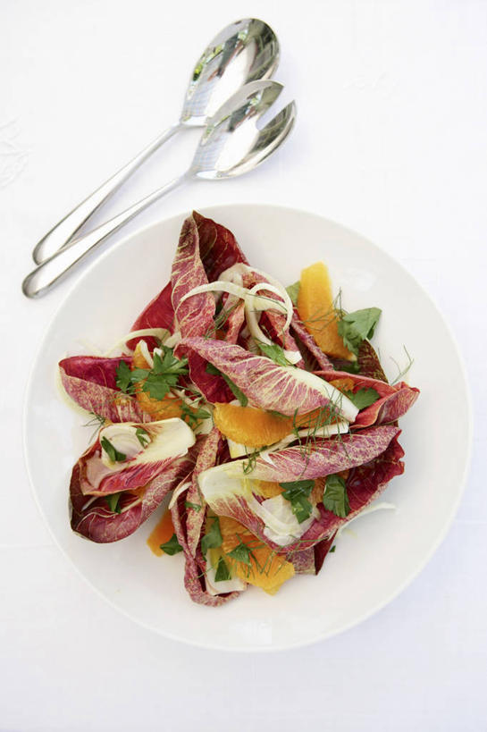 无人,竖图,俯视,室内,特写,白天,白色背景,餐桌,桌子,柑橘,蔬菜,餐具,水果,叶子,阴影,新鲜,装饰,反射,碟子,盘,影子,勺子,菊苣,生食,蔬菜沙拉,沙拉,食品,绿叶,药草,色拉,沙律,食物,三个,盘子,调羹,碟,汤匙,嫩叶,摄影,有机食品,绿色食品,影棚,餐台,色拉酱,华丽,修饰,点缀,配菜,千岛酱,药材,莳萝,衬托,美观,雅致,雅观,洋茴香,土茴香,叶,叶片,橘子,桔子,橙子,橙,彩图,高角度拍摄,影棚拍摄,拍摄