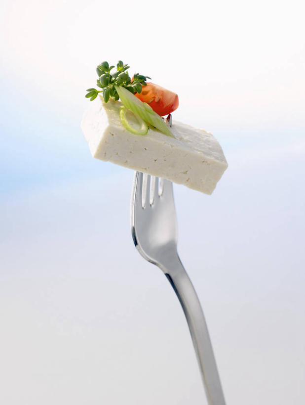 豆腐,无人,竖图,室内,特写,白天,正面,餐桌,桌子,蔬菜,餐具,叶子,阴影,朦胧,模糊,新鲜,装饰,反射,叉子,影子,食品,绿叶,食物,一个,嫩叶,有机食品,绿色食品,单个,餐台,华丽,修饰,点缀,配菜,豆制品,餐叉,衬托,美观,雅致,雅观,叶,叶片,进餐用具,彩图