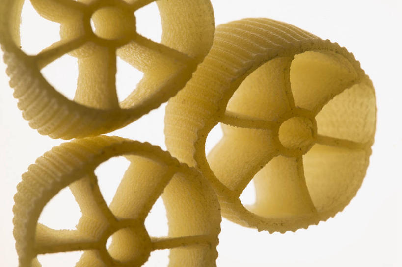 面食,面条,意大利面,无人,横图,俯视,室内,特写,白天,白色背景,西餐,餐桌,桌子,阴影,反射,影子,面,料理,食品,食物,三个,黄色,西式,摄影,影棚,餐台,彩图,高角度拍摄,影棚拍摄,拍摄