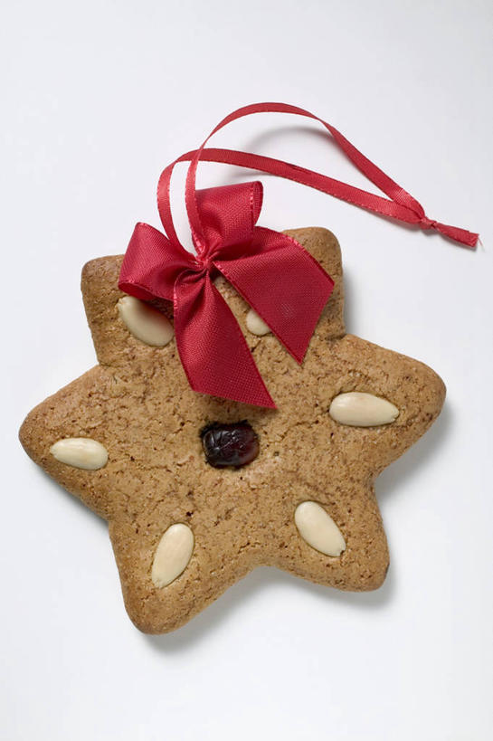 点心,无人,竖图,俯视,室内,特写,白天,白色背景,餐桌,桌子,杏仁,圣诞节,一块,阴影,节日,庆祝,装饰,反射,丝绸,丝带,影子,食品,甜点,缎带,文化,绸带,食物,糕点,红色,蝴蝶结,饼干,甜食,零食,庆典,摄影,影棚,餐台,纪念,华丽,修饰,点缀,姜饼,衬托,美观,雅致,雅观,德式姜饼,杏子,杏梅仁,杏核仁,木落子,苦杏仁,彩图,高角度拍摄,影棚拍摄,拍摄