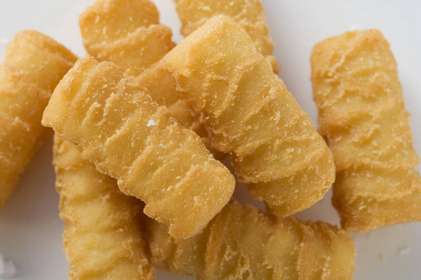 无人,横图,俯视,室内,特写,白天,餐桌,桌子,蔬菜,土豆,一堆,阴影,堆叠,堆积,新鲜,反射,影子,油炸,食品,食物,金色,有机食品,绿色食品,餐台,堆,馍馍蛋,洋芋,山药蛋,马铃薯,彩图,高角度拍摄