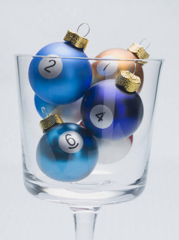 无人,竖图,室内,特写,白天,白色背景,正面,餐桌,桌子,静物,杯子,一堆,阴影,堆叠,堆积,装饰,反射,标志,挂饰,数字,文字,影子,字符,圣诞球,标识,玻璃制品,球,一个,蓝色,水杯,球体,摄影,阿拉伯数字,影棚,单个,餐台,堆,华丽,修饰,点缀,衬托,美观,雅致,雅观,玻璃杯,彩图,影棚拍摄,拍摄