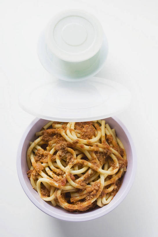 面食,面条,意大利面,无人,竖图,俯视,室内,特写,白天,白色背景,西餐,餐桌,桌子,一堆,阴影,堆叠,堆积,反射,影子,陶瓷,面,料理,食品,陶瓷制品,食物,一个,容器,碗,西式,摄影,影棚,单个,餐台,储藏,堆,储存,彩图,高角度拍摄,影棚拍摄,拍摄,贮存