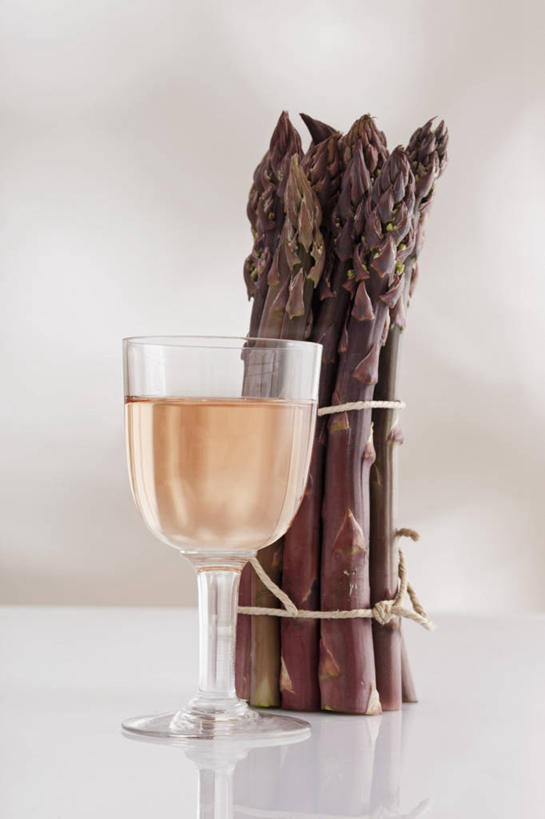 无人,竖图,俯视,室内,特写,白天,白色背景,餐桌,桌子,芦笋,蔬菜,杯子,阴影,新鲜,反射,高脚杯,影子,食品,白兰地,酒类,一杯,玻璃制品,酒,食物,饮料,紫色,酒杯,摄影,有机食品,绿色食品,影棚,餐台,香槟杯,蒸馏酒,烈酒,玻璃杯,猪尾巴,药鸡豆子,石刁柏,蚂蚁杆,龙须菜,狼尾巴根,彩图,高角度拍摄,影棚拍摄,拍摄