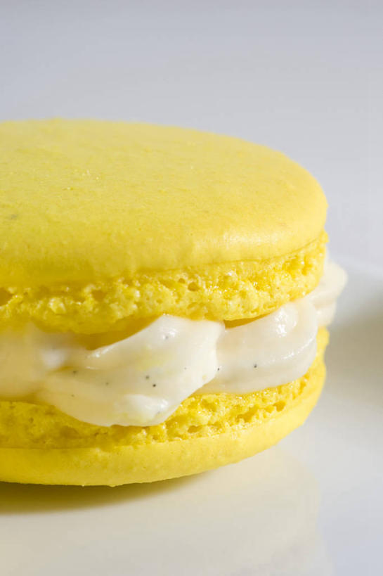 点心,无人,竖图,俯视,室内,特写,白天,植物,餐桌,桌子,阴影,朦胧,模糊,反射,影子,食品,甜点,甜品,草药,药草,中药,食物,糕点,一个,黄色,甜食,清热,单个,餐台,药材,中草药,香草兰,中药材,本草,解毒,马卡龙,玛卡龙,杏仁小圆饼,婆绒花,山薄荷,石母草,彩图,高角度拍摄