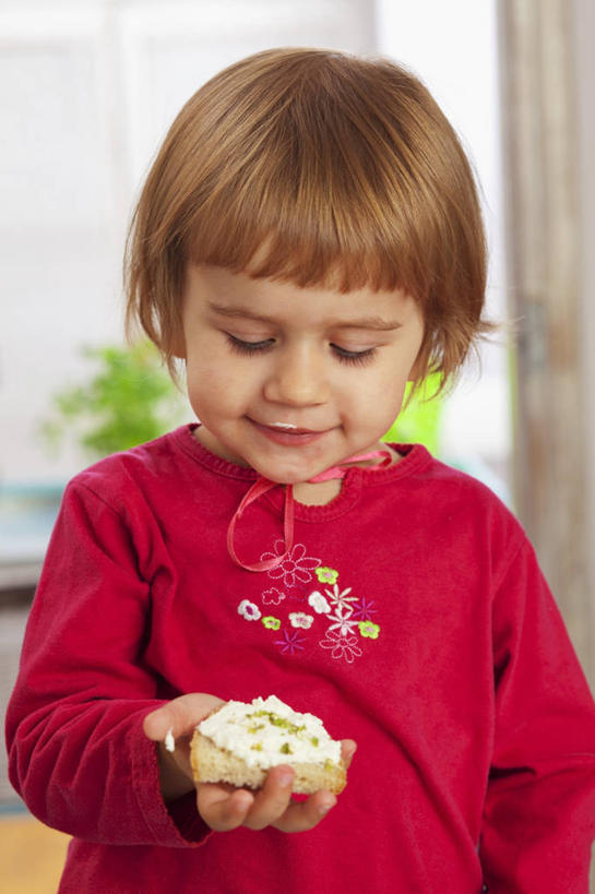 点心,面包,奶酪,西方人,儿童,一个人,站,捧,笑,微笑,竖图,室内,白天,正面,纯洁,植物,欧洲,欧洲人,仅一个女性,仅一个人,阴影,服装,朦胧,模糊,反射,盆栽,影子,墙,干酪,起司,食品,面点,盆景,芝士,营养,注视,休闲装,墙壁,墙面,食物,糕点,小孩,衣服,红色,绿色,白色,自然,低头,观察,看,站着,仅一个小孩,休闲,休闲服,乳酪,可爱,童年,童趣,服饰,生长,成长,观看,察看,乳制品,关注,发酵,童真,烂漫,无邪,天真,女孩,女人,女性,白种人,孩子,端,端着,捧着,手捧,站立,半身,彩图,女生