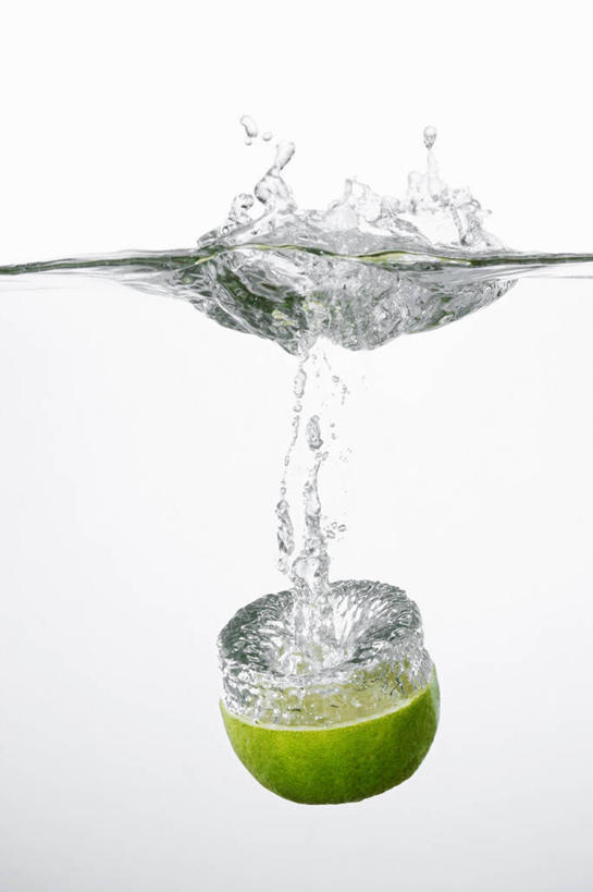 无人,竖图,室内,特写,白天,白色背景,正面,水,水果,切开,阴影,飞溅,新鲜,溅,反射,液体,影子,水滴,生食,食品,果实,半个,水珠,食物,绿色,切,一半,摄影,有机食品,绿色食品,影棚,喷洒,剖面,切面,酸橙,代代,橙子,橙,彩图,影棚拍摄,拍摄