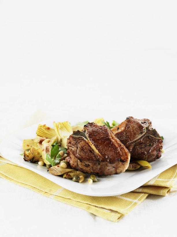 无人,竖图,俯视,室内,特写,白天,白色背景,烹饪,西餐,桌面,桌子,蔬菜,餐具,阴影,新鲜,反射,木制,碟子,盘,影子,朝鲜蓟,肉,牛排,牛肉,料理,食品,菜肴,美食,肉类,食物,黄色,盘子,餐巾,木制品,碟,洋蓟,西式,摄影,佳肴,有机食品,绿色食品,影棚,肉食,保洁方巾,口布,彩图,高角度拍摄,影棚拍摄,拍摄,菜蓟,法国百合,球洋蓟,蔬菜之皇,洋百合