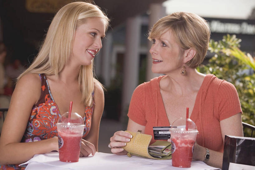 果汁,西方人,两个人,家庭,母亲,女儿,坐,笑,微笑,露齿笑,横图,室内,白天,正面,植物,桌面,桌子,西瓜,杯子,欧洲,欧洲人,阴影,服装,朦胧,模糊,反射,木制,材料,档案,文件,影子,纸,塑料,饮品,扭头,注视,休闲装,树,树木,饮料,衣服,红色,绿色,自然,木制品,手稿,塑料制品,吸管,资料,观察,看,转头,休闲,温暖,温馨,母女,一家人,休闲服,西瓜汁,母爱,服饰,皮夹子,钱包,生长,成长,观看,塑料杯,证明,和睦,察看,空心,零钱包,皮夹,关注,可口,文档,饮管,适口,年轻女性,女人,女性,中年女性,白种人,寒瓜,坐着,半身,彩图,融洽,圆柱状