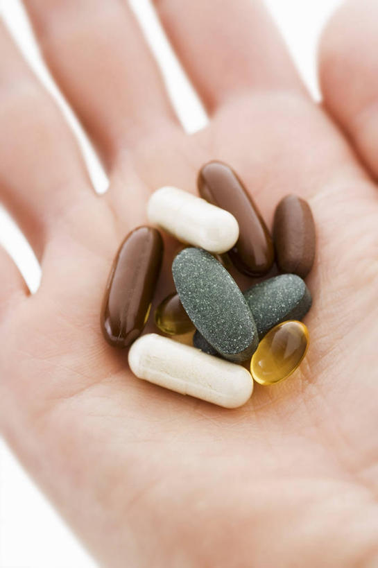 西方人,手,一个人,捧,竖图,俯视,室内,特写,白天,白色背景,安全,欧洲,欧洲人,双手,仅一个年轻女性,仅一个女性,仅一个人,一堆,许多,阴影,堆叠,堆积,反射,药剂,影子,防护,胶囊,药品,手部,治疗,摄影,影棚,堆,保护,药物,医疗,保险,预防,平安,年轻女性,女人,女性,白种人,端,端着,捧着,手捧,半身,彩图,高角度拍摄,影棚拍摄,拍摄