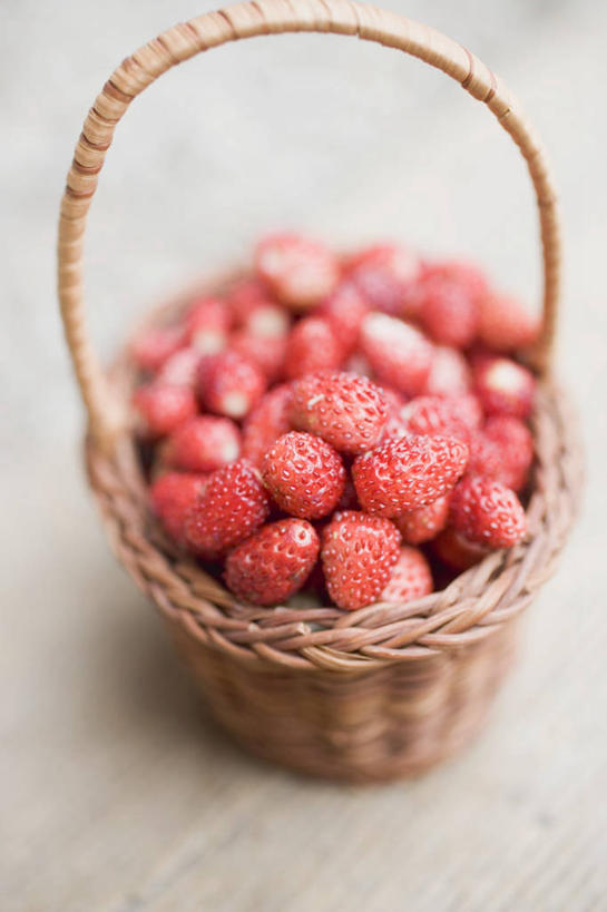 无人,交叉,竖图,俯视,室内,特写,白天,白色背景,桌面,桌子,竹子,草莓,浆果,水果,一堆,许多,阴影,堆叠,堆积,竹制,新鲜,编织,反射,木制,篮子,影子,生食,食品,果实,食物,一个,红色,木制品,竹篮,摄影,有机食品,绿色食品,影棚,单个,竹条,堆,交织,竹制品,穿插,洋莓,水果皇后,红莓,地莓,彩图,高角度拍摄,影棚拍摄,拍摄