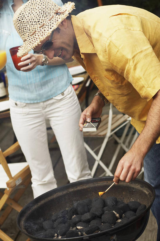 西方人,两个人,家庭,夫妻,站,笑,微笑,露齿笑,竖图,室外,白天,正面,爱情,烧烤,热情,草莓,浆果,火,水果,欧洲,欧洲人,弯腰,握,服装,朦胧,模糊,新鲜,火焰,生食,食品,果实,烤架,烤肉,浪漫,燃烧,拿,拿着,注视,休闲装,食物,衣服,低头,观察,看,站着,休闲,温暖,温馨,一家人,休闲服,铁架,恩爱,握着,恋人,服饰,有机食品,绿色食品,观看,和睦,察看,关注,弯身,男人,男性,年轻男性,年轻女性,女人,女性,白种人,年轻人,夫妇,情侣,洋莓,水果皇后,红莓,地莓,站立,半身,彩图,伴侣,融洽