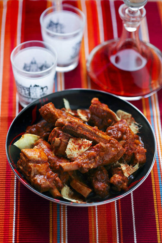 无人,竖图,俯视,室内,特写,白天,烹饪,西餐,水,桌面,桌子,姜,杯子,阴影,条纹,反射,木制,布料,罐子,液体,影子,肉,料理,食品,布纹,饮用水,猪肉,菜肴,美食,肉类,玻璃制品,桌布,食物,红色,玻璃瓶,餐巾,木制品,瓶子,容器,水杯,台布,碗,矿泉水,西式,佳肴,储藏,储存,止咳,肉食,蒸馏水,豚肉,止痛,解毒,发汗,温肺,温胃,行气,止呕,百辣云,玻璃杯,生姜,老姜,彩图,高角度拍摄,贮存,散寒