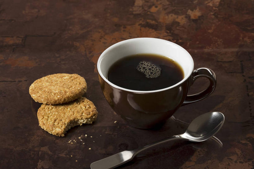 点心,咖啡,无人,横图,俯视,室内,特写,白天,幸福,桌面,桌子,杯子,阴影,反射,木制,瓷器,影子,勺子,食品,咖啡杯,陶瓷制品,曲奇,一杯,娱乐,食物,饮料,木制品,调羹,汤匙,饼干,零食,享受,休闲,温馨,放松,乐趣,提神,舒适,瓷杯,醒脑,曲奇饼,曲奇饼干,软饮料,彩图,高角度拍摄