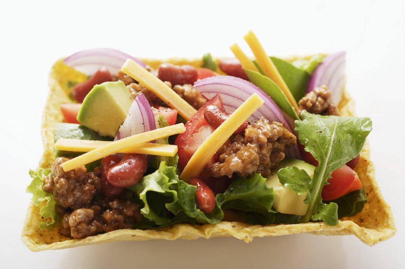 无人,横图,俯视,室内,特写,白天,白色背景,桌面,桌子,蔬菜,西红柿,小番茄,洋葱,阴影,新鲜,反射,木制,影子,陶瓷,生菜,莴苣,生食,蔬菜沙拉,沙拉,食品,陶瓷制品,色拉,沙律,食物,一个,黄色,木制品,容器,碗,酪梨,鳄梨,摄影,有机食品,绿色食品,影棚,单个,色拉酱,储藏,油梨,储存,玉葱,千岛酱,樟梨,春菜,鹅仔菜,莴仔菜,千金菜,叶用莴苣,小西红柿,樱桃小番茄,珍珠小番茄,牛油果,圆葱,樱桃番茄,洋葱头,圣女果,球葱,番茄,葱头,彩图,高角度拍摄,影棚拍摄,拍摄,贮存