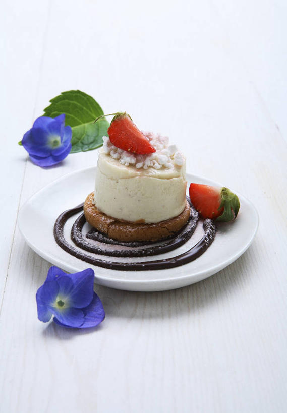 点心,无人,竖图,俯视,室内,特写,白天,白色背景,下午茶,桌面,桌子,草莓,浆果,餐具,水果,叶子,切开,阴影,新鲜,盛开,反射,木制,碟子,盘,影子,生食,食品,糖,糖果,甜点,甜品,果实,绿叶,花蕾,花,花瓣,花朵,鲜花,食物,糕点,紫色,盘子,木制品,碟,甜食,巧克力,花苞,花蕊,切,嫩叶,摄影,有机食品,绿色食品,影棚,朱古力,剖面,切面,叶,叶片,洋莓,水果皇后,红莓,地莓,彩图,高角度拍摄,影棚拍摄,拍摄,蛋糕