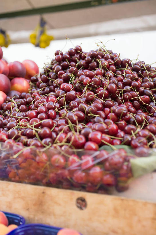 无人,菜场,竖图,室内,特写,白天,正面,购物,消费,桌面,桌子,樱桃,水果,一堆,许多,阴影,堆叠,堆积,朦胧,模糊,新鲜,反射,木制,影子,生食,食品,果实,集市,市场,食物,木制品,金融,有机食品,绿色食品,堆,选购,贸易,菜市,樱珠,莺桃,英桃,楔桃,牛桃,荆桃,彩图,菜市场