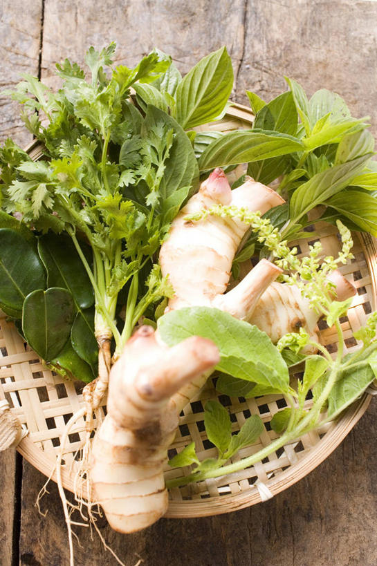 无人,交叉,竖图,俯视,室内,特写,白天,植物,桌面,桌子,竹子,姜,叶子,阴影,竹制,编织,反射,木制,篮子,影子,调味,香料,佐料,绿叶,草药,香茅,柠檬草,中药,木制品,竹篮,香草,嫩叶,竹条,交织,罗勒,竹制品,紫苏,止咳,药材,中草药,九层塔,圣约瑟夫草,甜罗勒,兰香,中药材,本草,止痛,作料,解毒,穿插,发汗,温肺,温胃,行气,止呕,百辣云,叶,叶片,生姜,老姜,彩图,高角度拍摄,散寒