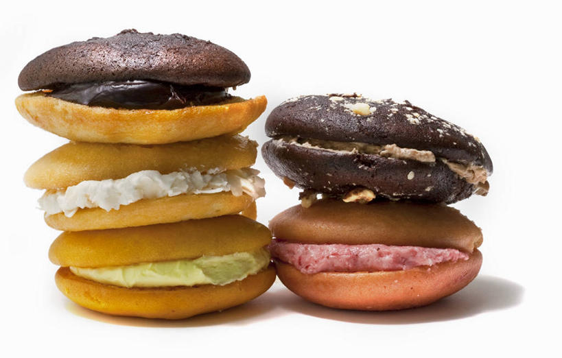 点心,无人,横图,室内,特写,白天,白色背景,正面,桌面,桌子,五个,一排,许多,阴影,整齐,反射,木制,影子,食品,糖,糖果,甜点,甜品,食物,糕点,排列,粉色,绿色,木制品,甜食,巧克力,摄影,影棚,朱古力,堆,队列,马卡龙,玛卡龙,杏仁小圆饼,彩图,影棚拍摄,拍摄