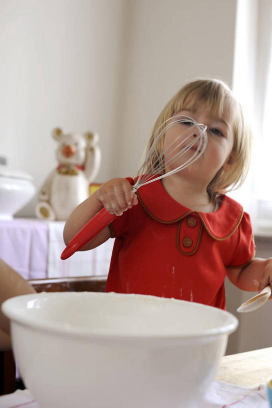 西方人,儿童,一个人,站,竖图,室内,白天,正面,烹饪,游戏,纯洁,餐桌,桌子,熊,厨具,玩具,金属制品,欧洲,欧洲人,仅一个女性,仅一个人,握,阴影,服装,朦胧,模糊,反射,金属,玩偶,影子,陶瓷,墙,泰迪熊,陶瓷制品,拿,玩,拿着,注视,休闲装,娱乐,墙壁,墙面,一个,小孩,衣服,红色,白色,容器,玩具熊,打蛋器,搅拌器,碗,观察,看,站着,仅一个小孩,休闲,休闲服,可爱,童年,童趣,益智,握着,服饰,毛绒玩具,单个,餐台,观看,储藏,安慰,察看,储存,发泄,关注,消遣,童真,烂漫,无邪,烹饪用具,宣泄,罗斯福熊,手动打蛋器,天真,女孩,女人,女性,白种人,孩子,烹调用具,烹调,玩耍,嬉戏,站立,半身,彩图,贮存,女生