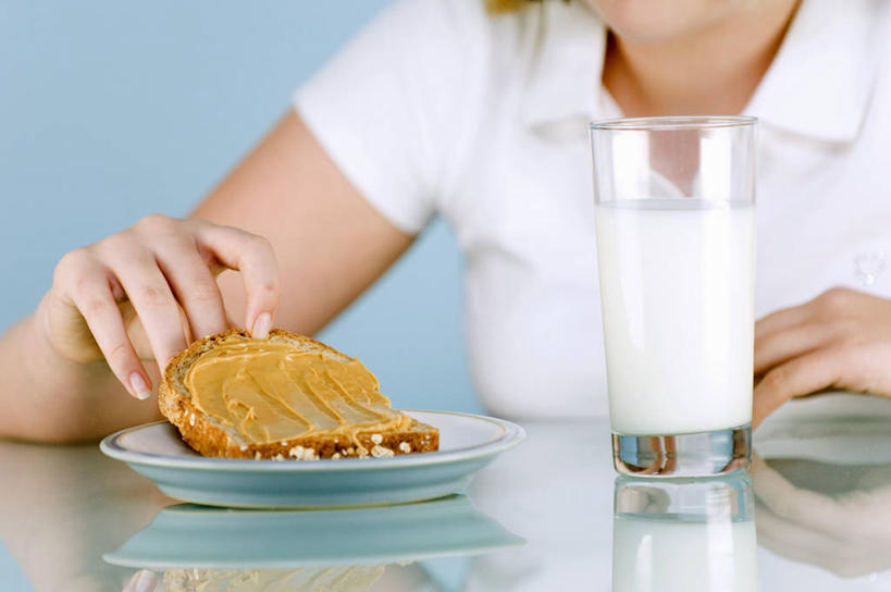 点心,面包,牛奶,西方人,手,一个人,坐,横图,室内,特写,白天,正面,餐桌,桌子,杯子,餐具,欧洲,欧洲人,双手,仅一个年轻女性,仅一个女性,仅一个人,握,阴影,蓝色背景,服装,朦胧,模糊,反射,碟子,盘,影子,墙,食品,面点,饮品,一杯,营养,拿,拿着,休闲装,墙壁,墙面,玻璃制品,食物,糕点,饮料,衣服,蓝色,盘子,水杯,碟,休闲,手部,休闲服,握着,摄影,服饰,影棚,餐台,乳制品,奶,牛乳,安神,年轻女性,女人,女性,白种人,玻璃杯,坐着,半身,彩图,影棚拍摄,拍摄