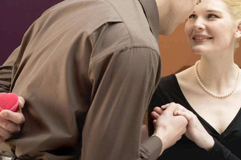 西方人,背部,两个人,站,握手,笑,微笑,露齿笑,横图,室内,白天,正面,爱情,项链,欧洲,欧洲人,阴影,服装,反射,影子,浪漫,注视,休闲装,盒子,装饰品,衣服,红色,戒指,饰品,首饰,观察,看,站着,休闲,温暖,温馨,休闲服,恩爱,恋人,服饰,观看,信物,和睦,察看,权利,关注,背手,手饰,男人,男性,年轻男性,年轻女性,女人,女性,白种人,情侣,搀手,拉手,手拉手,手握手,站立,半身,彩图,伴侣,融洽